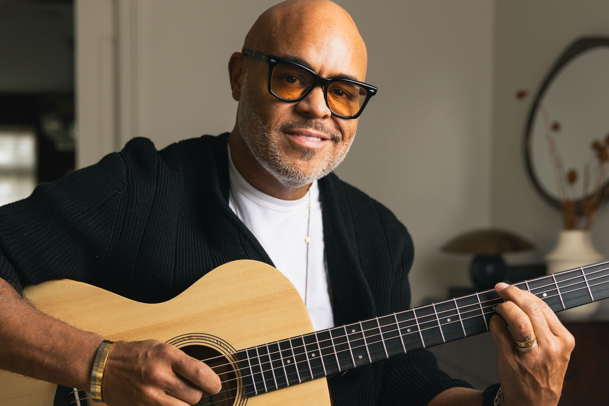 Israel Houghton holding guitar